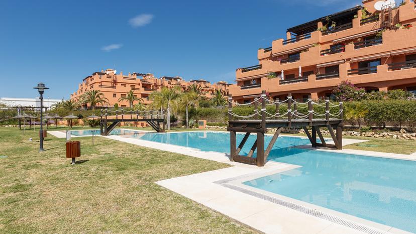 Ático de Lujo en Primera Línea de Playa con Solarium y Jacuzzi image 0