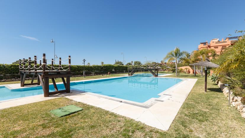 Ático de Lujo en Primera Línea de Playa con Solarium y Jacuzzi image 1